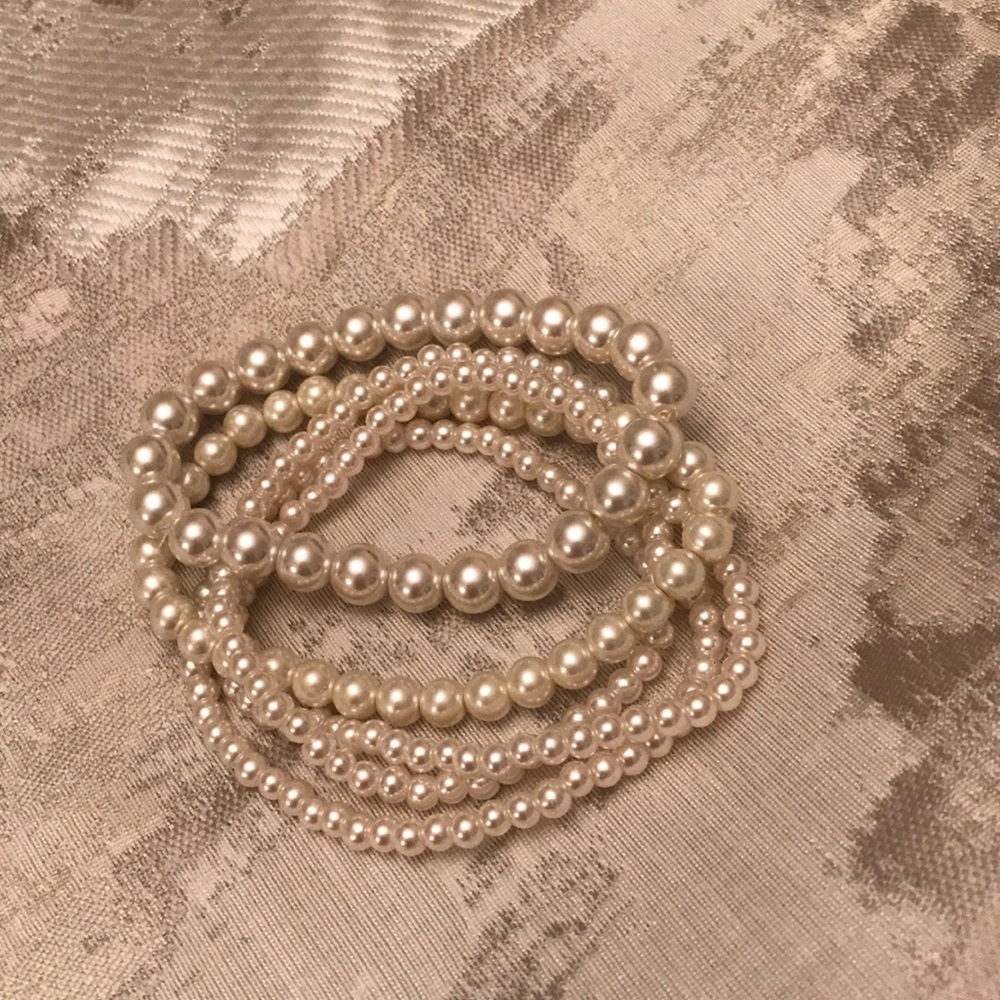 Elastic pearl bracelets